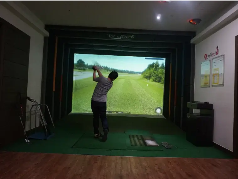 South Koreans are obsessed with screen golf