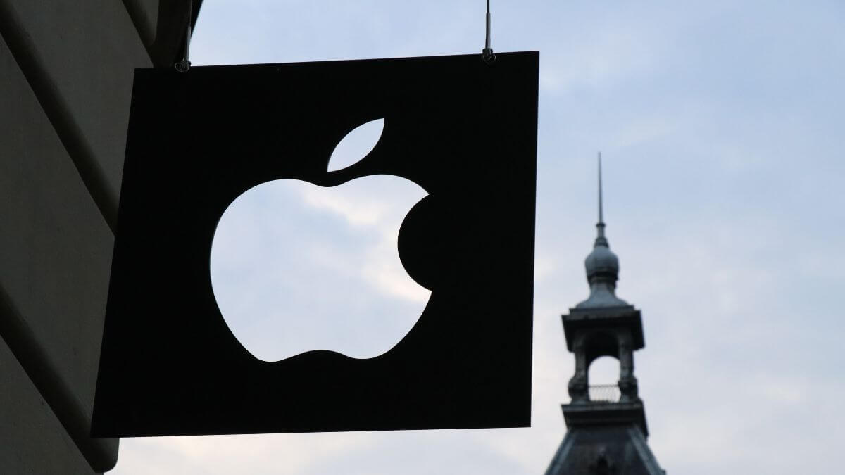 Apple faces $1 bln UK lawsuit by apps developers over app store fees