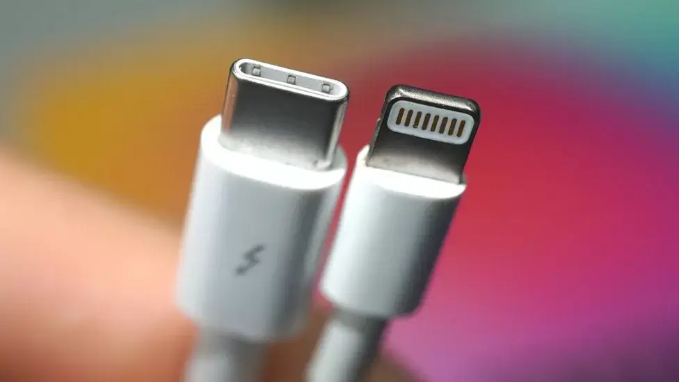 “Apple Adopts New Charger for iPhone in Compliance with EU Regulations”