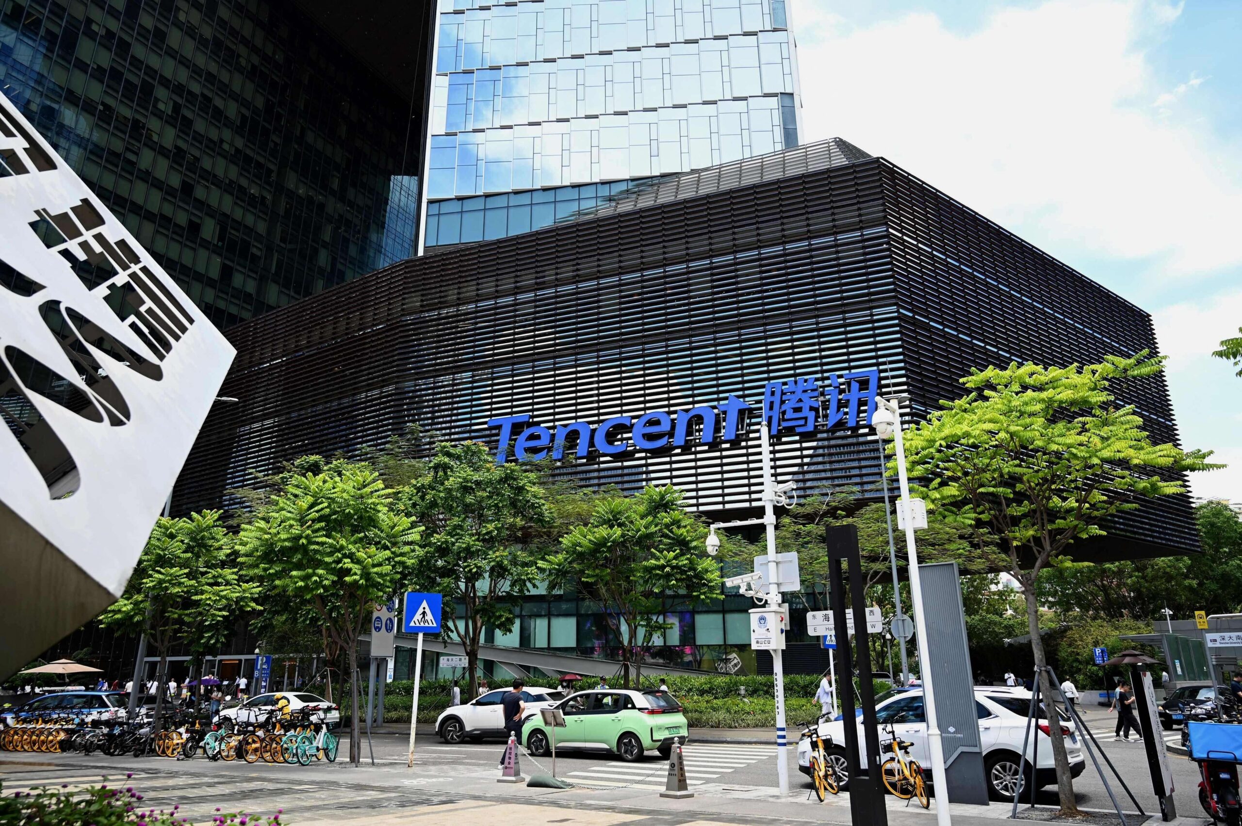 “Tencent Unveils Massive Language AI Model and Opens It for Enterprise Adoption”