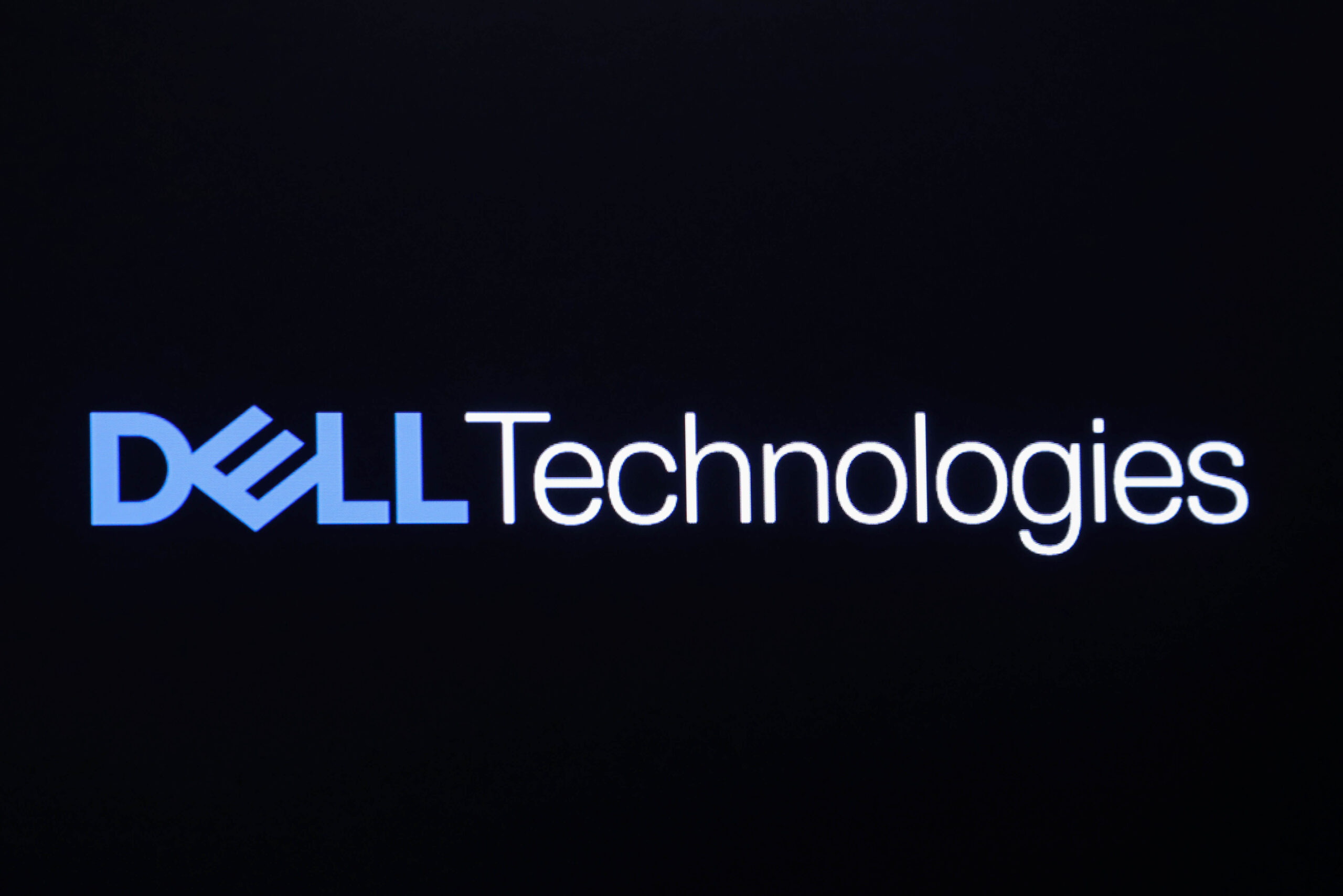 “Dell’s Stock Soars to All-Time High on Impressive AI Integration and Strong Forecasts”