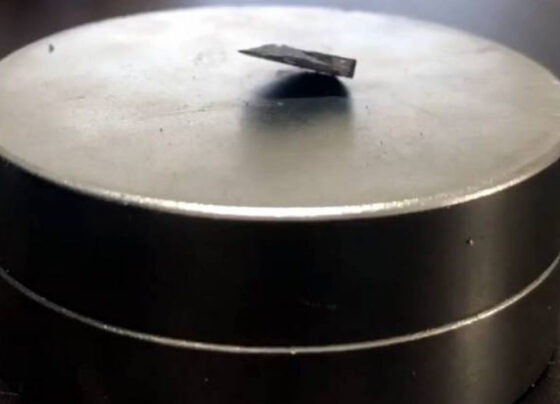 Screenshot-of-alleged-super-conductor-from-vdo-showing-it-levitating-of-a-normal-magnet-at-room-temp-1280x720 techturning.com