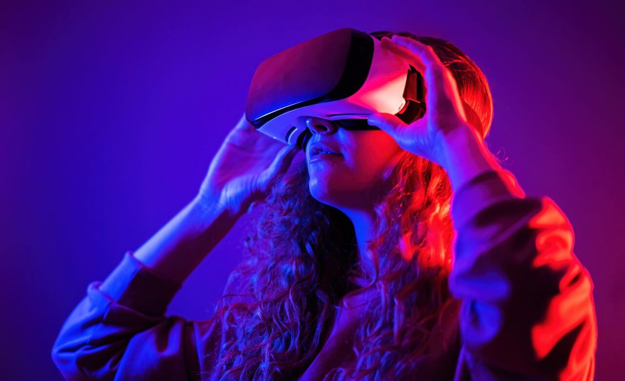 VR Revolution: Stepping Into Art’s New Frontier | Exploring Virtual Reality in the Art World